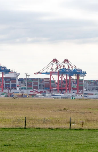 Blick auf den JadeWeserPort