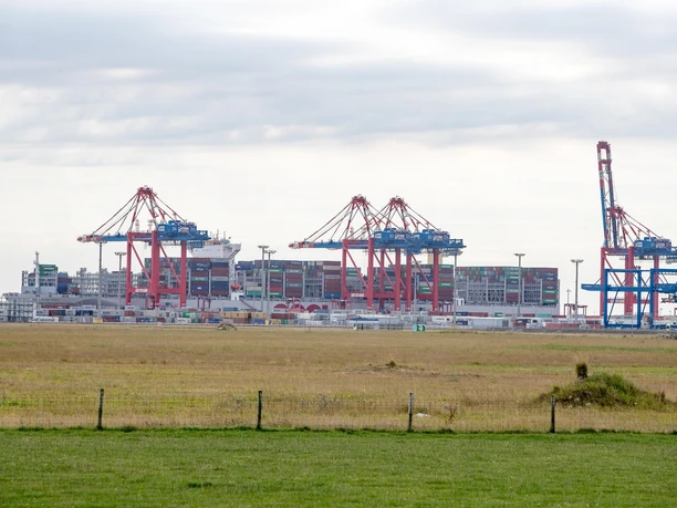 Blick auf den JadeWeserPort