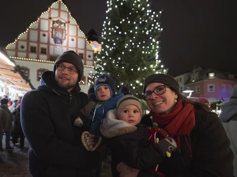 Familie auf dem Plauener Weihnachtsmarkt_ArchivTVV-TinoPeisker.jpg