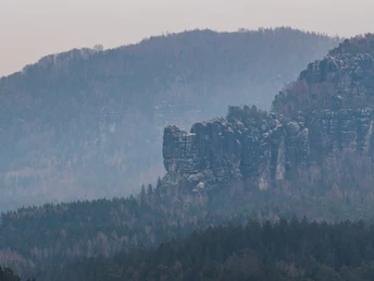 Blick zu den Schrammsteinen vom Panoramaweg