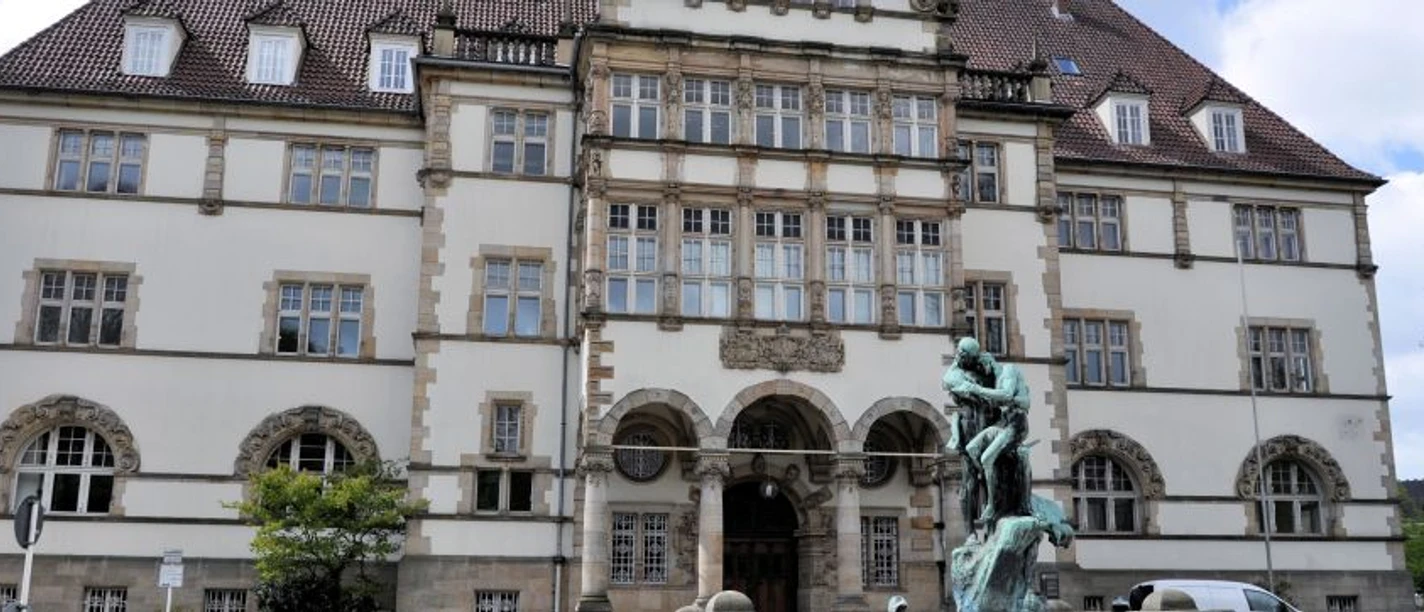 Das Bild zeigt den Manzel-Brunnen vor der Alten Regierung