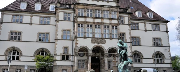 Alte Regierung 2.JPG Das Bild zeigt den Manzel-Brunnen vor der Alten Regierung