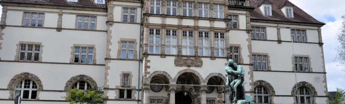 Alte Regierung 2.JPG Das Bild zeigt den Manzel-Brunnen vor der Alten Regierung