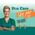 Veranstaltungsposter mit Doc Caro, Titel "lebe jetzt", in medizinischer Kleidung vor grünem Hintergrund.
