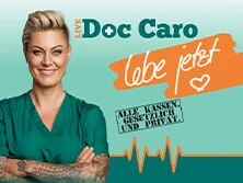 Veranstaltungsposter mit Doc Caro, Titel "lebe jetzt", in medizinischer Kleidung vor grünem Hintergrund.