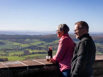 Ausblick vom Sollingturm Wanderer auf dem Sollingturm