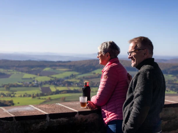 Ausblick vom Sollingturm Wanderer auf dem Sollingturm