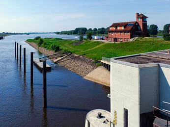 Fahrrad fahren an der Ilmenau Die Ilmenau und Radweg im GrünenThe Ilmenau and cycle path in the countrysideIlmenau og cykelsti i landskabetIlmenau en fietspad op het platteland