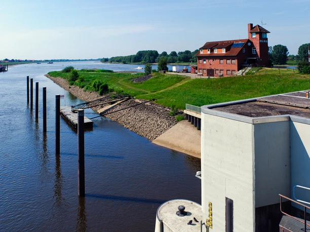 Fahrrad fahren an der Ilmenau The Ilmenau and cycle path in the countryside