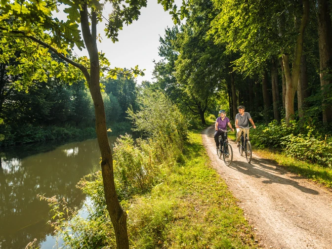 Der Ilmenauradweg Radweg an der IlmenauCycle path along the IlmenauCykelsti langs IlmenauFietspad langs de Ilmenau