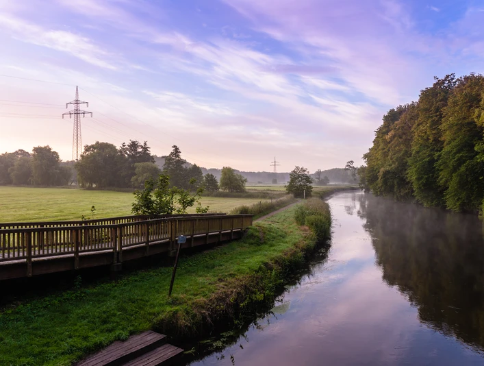 Die Ilmenau bei Bienenbüttel Die Ilmenau bei Bienenbüttel und der Radweg danebenThe Ilmenau near Bienenbüttel and the cycle path next to itIlmenau nær Bienenbüttel og cykelstien ved siden af denDe Ilmenau bij Bienenbüttel en het fietspad ernaast