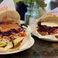 Falaffel_Tasche_CCBYSA_Teutoburger Wald_Stadt_Schloß Holte-Stukenbrock.jpg Zwei gefüllte Falafeltaschen mit frischem Salat und Saucen auf weißen Tellern in einem Restaurant.