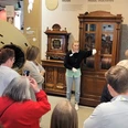 Führung Deutsches Automatenmuseum Eine Gruppe von Menschen lauscht einer Führung durch historische Musikautomaten in einem Museum.