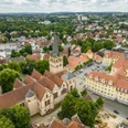 herford-rathausplatz-teutoburger-wald-tourismus-d-ketz-074-jpg.jpg Luftaufnahme des Herforder Rathausplatzes im Zentrum mit umliegenden historischen Gebäuden.