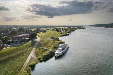 Fahrgastschiff "Lüneburger Heide" auf der Elbe bei Artlenburg Fahrgastschiff "Lüneburger Heide" auf der Elbe bei Artlenbur