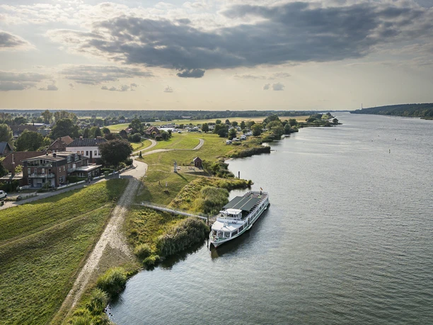 Fahrgastschiff "Lüneburger Heide" auf der Elbe bei Artlenburg Fahrgastschiff "Lüneburger Heide" auf der Elbe bei Artlenbur