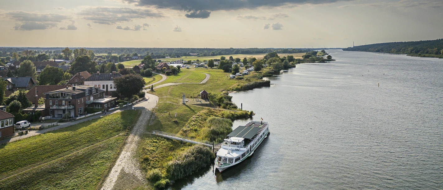 Passagiersschip "Lüneburger Heide" op de Elbe bij Artlenbur