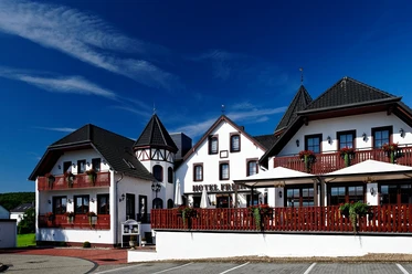 Das Hotelgebäude kombiniert traditionelle Architektur mit moderner Ausstattung und bietet eine einladende Atmosphäre.
