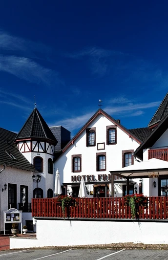Das Hotelgebäude kombiniert traditionelle Architektur mit moderner Ausstattung und bietet eine einladende Atmosphäre.