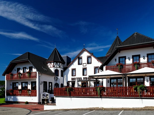 Hotel Freihof - Aussen2.jpg Das Hotelgebäude kombiniert traditionelle Architektur mit moderner Ausstattung und bietet eine einladende Atmosphäre.