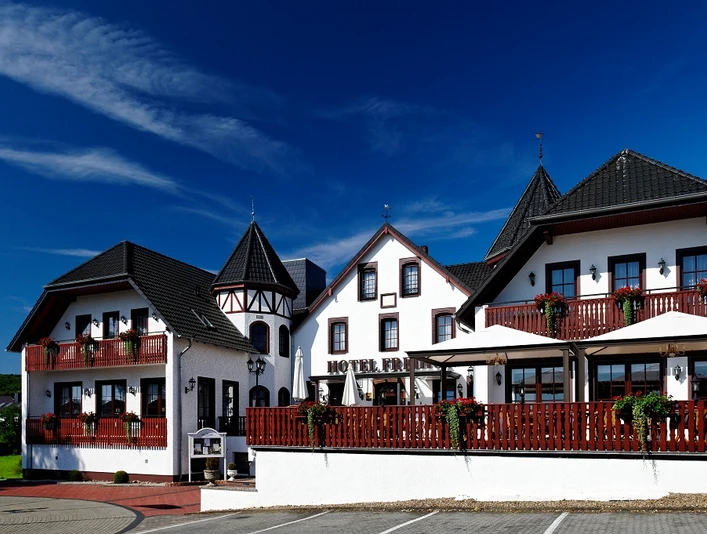 Hotel Freihof - Aussen2.jpg Das Hotelgebäude kombiniert traditionelle Architektur mit moderner Ausstattung und bietet eine einladende Atmosphäre.