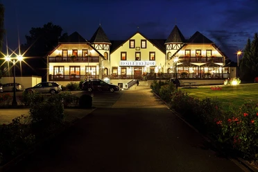 Hotel Freihof Aussen -Nacht.jpg Beleuchtete Fassade und begrüßte Gartenanlage des Hotel Freihof bei Nacht mit Parkmöglichkeiten.
