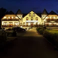 Hotel Freihof Aussen -Nacht.jpg Beleuchtete Fassade und begrüßte Gartenanlage des Hotel Freihof bei Nacht mit Parkmöglichkeiten.