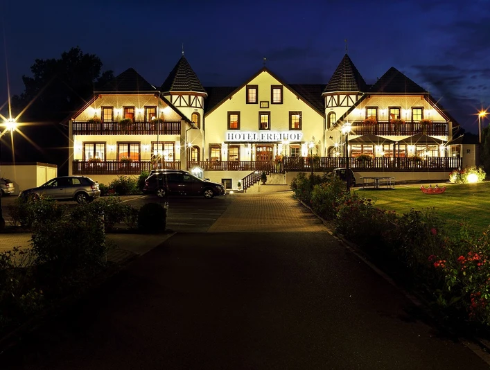 Hotel Freihof Aussen -Nacht.jpg Beleuchtete Fassade und begrüßte Gartenanlage des Hotel Freihof bei Nacht mit Parkmöglichkeiten.