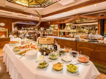 Ein reichhaltiges Buffet im Hotel Freihof mit einer Vielfalt an frischen Speisen und eleganter Präsentation.