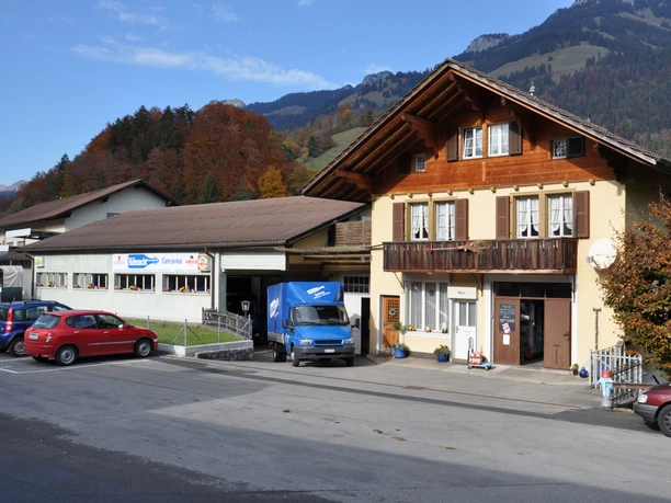 Rüfenacht Beverages with pick-up market on Bahnhofstrasse in Oey Rüfenacht Beverages building from the outside