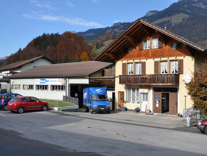 Rüfenacht Boissons avec marché à l'emporter à la rue de la Gare à Oey Gebäude von Rüfenacht Getränke von AussenRüfenacht Beverages building from the outsideBâtiment de Rüfenacht Boissons de l'extérieur