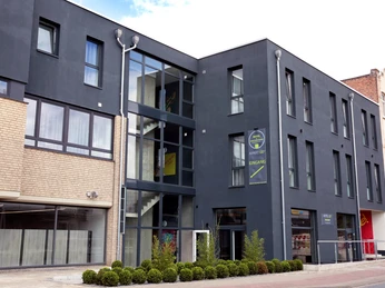 City-Hotel Apart-Go-25 - Aussen.JPG Moderner, dreistöckiger Gebäudekomplex mit Glasfassade und einladendem Eingangsbereich.