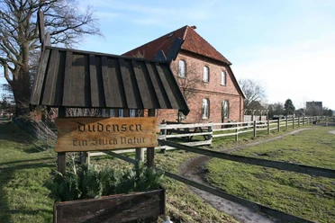 Dudensen Haus mit Ortsschild Dudensen Haus mit Ortsschild