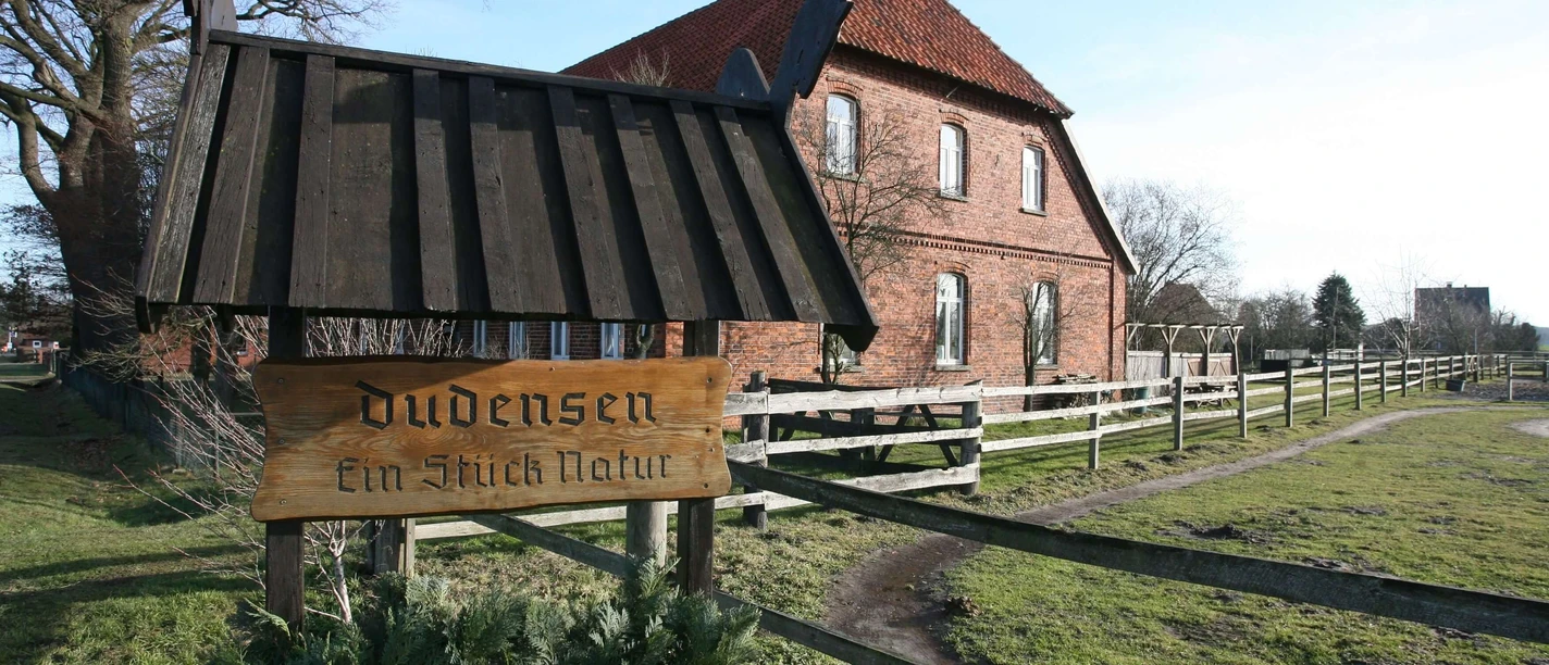 Dudensen Haus mit Ortsschild Dudensen Haus mit Ortsschild