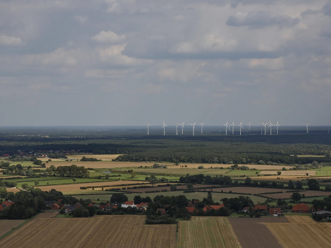 Mandelsloh Luftbild Luftbild von Mandelsloh zeigt eine weitläufige Landschaft mit Feldern, Dörfern und Windkraftanlagen.