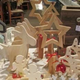 Basar Godensholt.JPG Holzdeko mit Sternen, Engeln und Elchen auf einem Marktstand mit weihnachtlicher Stimmung.Wooden decoration with stars, angels and elks on a market stall with a Christmassy atmosphere.Trædekoration med stjerner, engle og elge på en markedsbod med julestemning.Houten decoratie met sterren, engelen en elanden op een marktkraam in kerstsfeer.