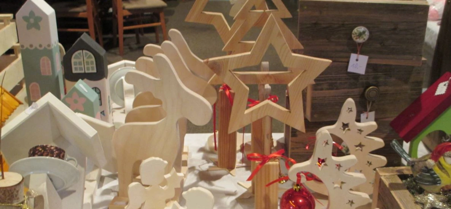 Basar Godensholt.JPG Holzdeko mit Sternen, Engeln und Elchen auf einem Marktstand mit weihnachtlicher Stimmung.Wooden decoration with stars, angels and elks on a market stall with a Christmassy atmosphere.Trædekoration med stjerner, engle og elge på en markedsbod med julestemning.Houten decoratie met sterren, engelen en elanden op een marktkraam in kerstsfeer.
