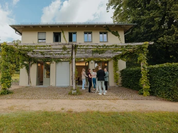 Pfingstberghaus Potsdam Eine Gruppe von Personen steht auf der Terrasse des Pfingstberghaus in Potsdam.
