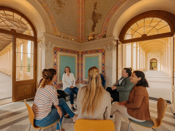 Maurisches Kabinett im Belvedere Pfingstberg Eine Gruppe von Personen sitzt in einem Stuhlkreis im Maurischen Kabinett im Belvedere Pfingstberg.