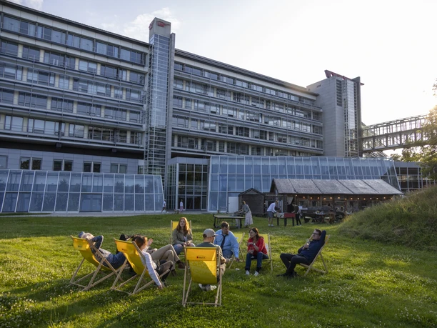Eventgarten am Kongresshotel Potsdam Eine Gruppe von Personen sitzt auf Sonnenstühlen im Eventgarten des Kongresshotel Potsdam.