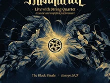 Musiker auf der Bühne mit Streichquartett in dunkler Atmosphäre, goldene Akzente, Live-Performance.