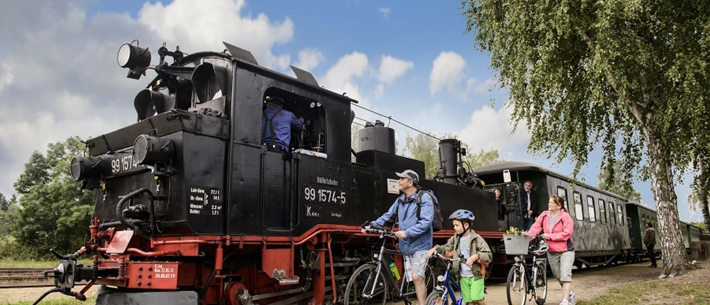 Radwandern parallel zur Döllnitzbahn
