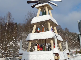 Pyramide Wenzelplatz im Winter