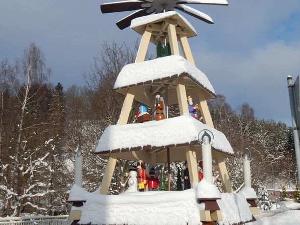 Pyramide Wenzelplatz im Winter
