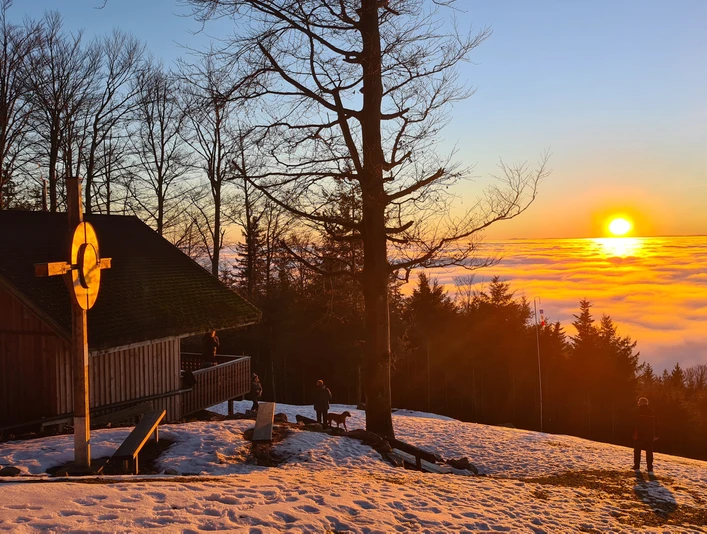 Borkies Gleitschirmflieger Startplatz im Nebel
