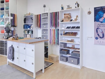 YouCaseStore Ein Laden mit hellen Regalen, Accessoires und einer Ladentheke. Vielseitige Auswahl an Produkten.