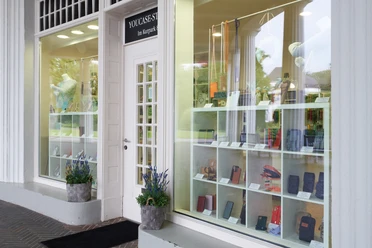 YouCaseStore Geschäftsfassade mit großen Schaufenstern, die bunte Handyhüllen und Accessoires präsentieren.