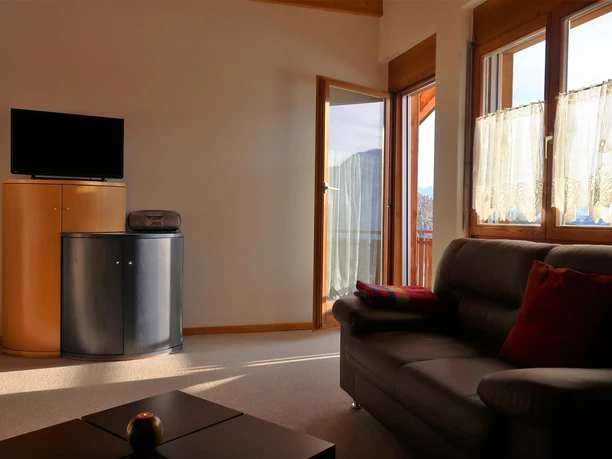 Wohnzimmer mit Südbalkon