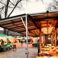 Rahdener Wochenmarkt Obst- und Gemüsestände auf einem typischen Wochenmarkt bei Tageslicht mit Besuchern.