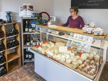 Boerderijwinkel van de kaasmakerij Fehling Hofladen der Landkäserei FehlingFarm shop of the Fehling cheese dairyBoutique de la fromagerie rurale FehlingBoerderijwinkel van de kaasmakerij FehlingGårdbutik på Fehling-ostmejeriet